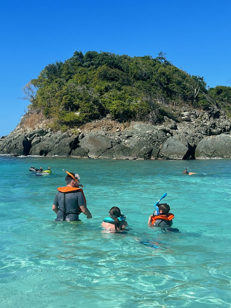 Family snorkeling trunk bay